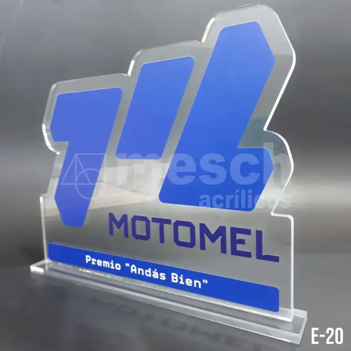 Diseño y producción de premios y reconocimientos institucionales en acrílico. Grabado láser de logos y textos personalizados. Trofeo de acrílico personalizado con grabado láser de alta precisión.