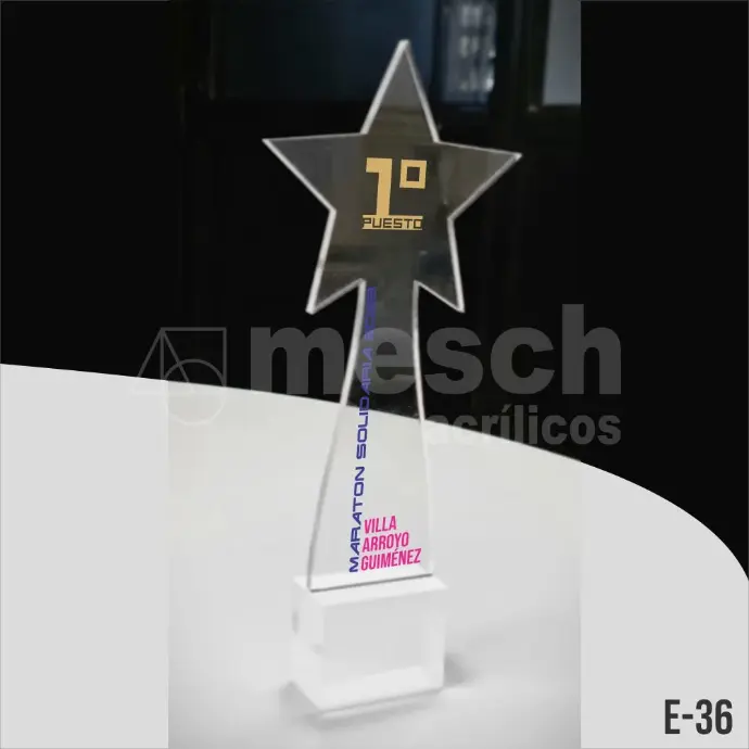Diseño y producción de premios y reconocimientos institucionales en acrílico. Grabado láser de logos y textos personalizados. Trofeo de acrílico personalizado con grabado láser de alta precisión.