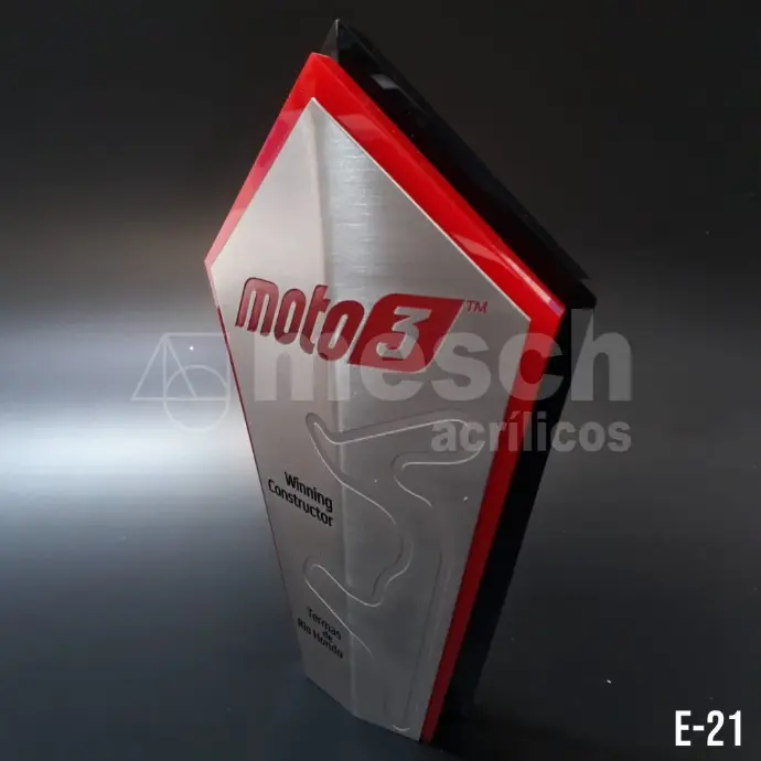 Diseño y producción de premios y reconocimientos institucionales en acrílico. Grabado láser de logos y textos personalizados. Trofeo de acrílico personalizado con grabado láser de alta precisión.