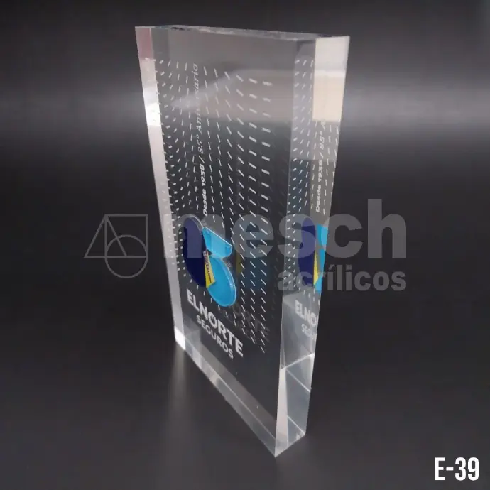 Diseño y producción de premios y reconocimientos institucionales en acrílico. Grabado láser de logos y textos personalizados. Trofeo de acrílico personalizado con grabado láser de alta precisión.