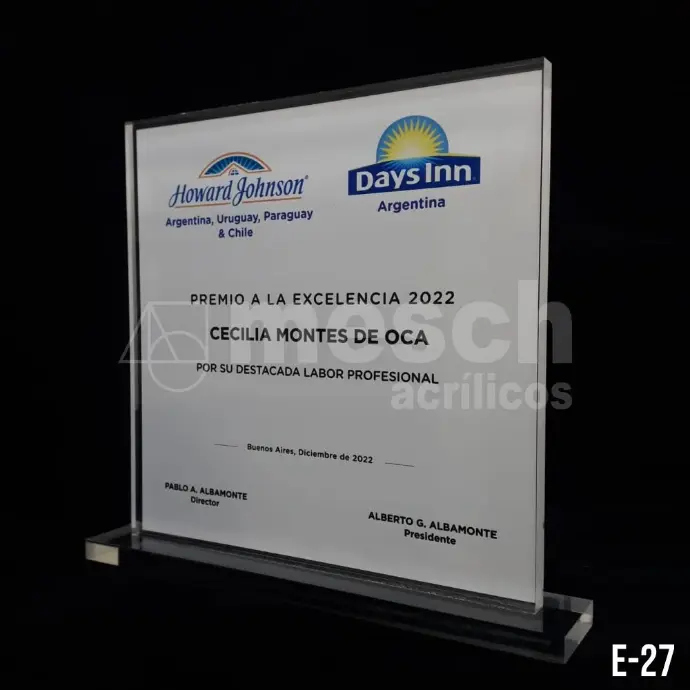 Diseño y producción de premios y reconocimientos institucionales en acrílico. Grabado láser de logos y textos personalizados. Trofeo de acrílico personalizado con grabado láser de alta precisión.
