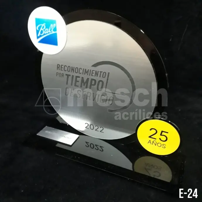 Diseño y producción de premios y reconocimientos institucionales en acrílico. Grabado láser de logos y textos personalizados. Trofeo de acrílico personalizado con grabado láser de alta precisión.