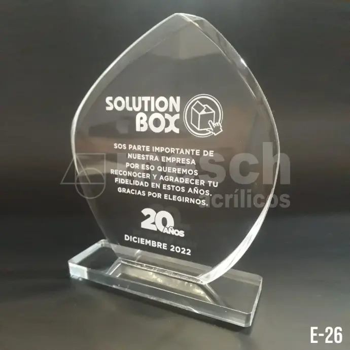 Diseño y producción de premios y reconocimientos institucionales en acrílico. Grabado láser de logos y textos personalizados. Trofeo de acrílico personalizado con grabado láser de alta precisión.