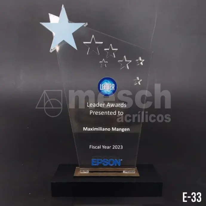 Diseño y producción de premios y reconocimientos institucionales en acrílico. Grabado láser de logos y textos personalizados. Trofeo de acrílico personalizado con grabado láser de alta precisión.