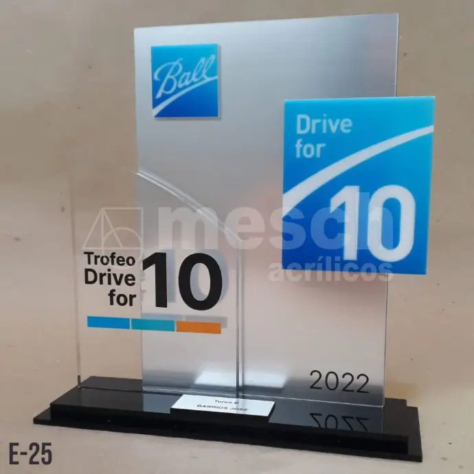 Diseño y producción de premios y reconocimientos institucionales en acrílico. Grabado láser de logos y textos personalizados. Trofeo de acrílico personalizado con grabado láser de alta precisión.