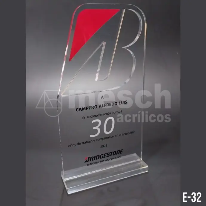 Diseño y producción de premios y reconocimientos institucionales en acrílico. Grabado láser de logos y textos personalizados. Trofeo de acrílico personalizado con grabado láser de alta precisión.