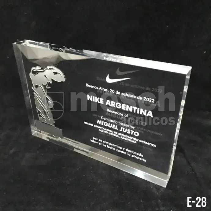 Diseño y producción de premios y reconocimientos institucionales en acrílico. Grabado láser de logos y textos personalizados. Trofeo de acrílico personalizado con grabado láser de alta precisión.