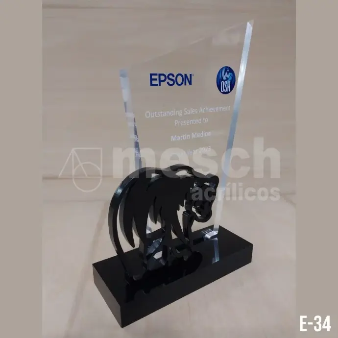Diseño y producción de premios y reconocimientos institucionales en acrílico. Grabado láser de logos y textos personalizados. Trofeo de acrílico personalizado con grabado láser de alta precisión.