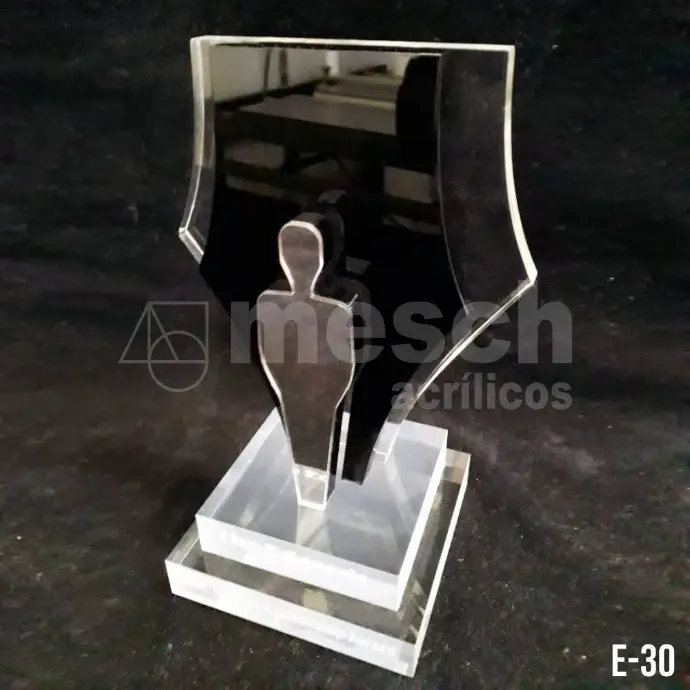 Diseño y producción de premios y reconocimientos institucionales en acrílico. Grabado láser de logos y textos personalizados. Trofeo de acrílico personalizado con grabado láser de alta precisión.