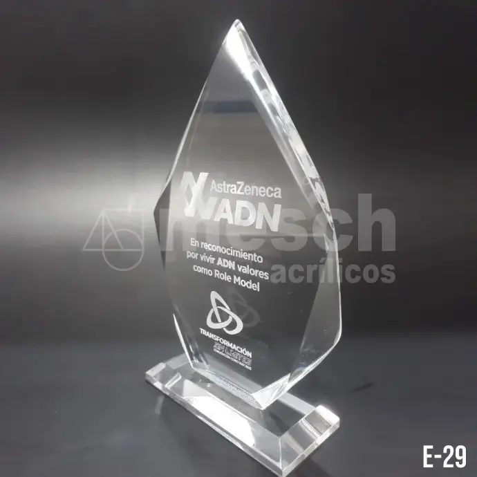 Diseño y producción de premios y reconocimientos institucionales en acrílico. Grabado láser de logos y textos personalizados. Trofeo de acrílico personalizado con grabado láser de alta precisión.