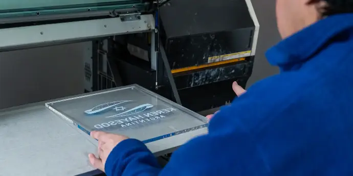 Realizamos impresiones cmyk+w, en alta definición, en una sola pasada y directamente sobre el material. Acrílicos Mesch